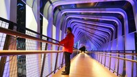 JPO tersebut dilengkapi lampu LED warna-warni yang cantik pada malam hari. (Foto: dok. Instagram Anies Baswedan)