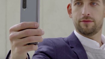 Selfie dalam keadaan tertutup, karena ada satu kamera depan di covernya. Foto: YouTube Samsung