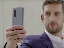 Menggenggam dan Mengoperasikan Ponsel Layar Lipat Galaxy Fold