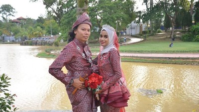 Viral, Foto Kocak Pengantin Pria yang Nggak Pernah Fokus di Foto Pernikahan