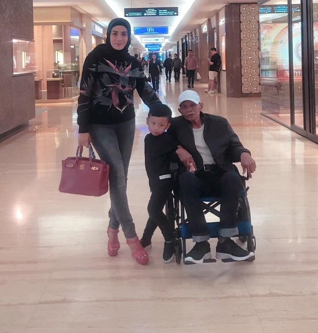 Pernikahannya dikabarkan batal. Tak lama dari itu, Shinta Bachir kembali tampil tanpa hijab di media sosial. Di postingan foto pertamanya tanpa hijab,  Shinta tak menulis caption apapun. Foto: Instagram/shintabachir86_real