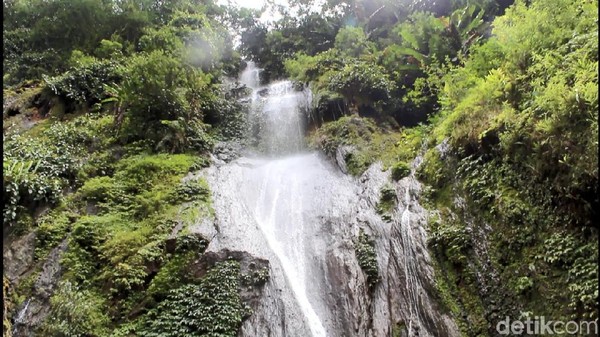 Foto Air Terjun Ajaib Hangat Dingin dari Wonosobo
