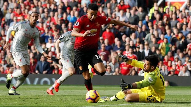 Jesse Lingard punya peluang emas untuk mencetak gol ke gawang Liverpool di babak pertama.