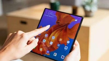 Mate X kala direntangkan menjadi tablet, ukurannya lebih lebar dari Galaxy Fold, yaitu 8 inch yang penuh tanpa notch. Foto: Huawei