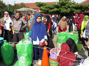 Di Brebes Ada Gerakan Tukar Sampah Plastik dengan Bibit Pohon