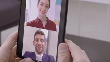 Saat digunakan untuk video call. Dalam kondisi tertutup, ada dua kamera untuk selfie atau video seperti ini. Foto: YouTube Samsung