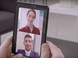 Menggenggam dan Mengoperasikan Ponsel Layar Lipat Galaxy Fold