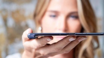 Sedangkan Mate X memilih menempatkan semacam pegangan di bagian sisi, lainnya sepenuhnya layar. Foto: Huawei