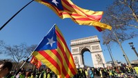 Berbagai pernak-pernik demo dibawa kelompok rompi kuning. Bahkan termasuk bendera Catalonia. (Ardhi/detikTravel)