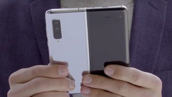 Dari belakang, seperti dua ponsel yang dijadikan satu. Foto: YouTube Samsung