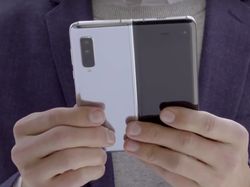 Menggenggam dan Mengoperasikan Ponsel Layar Lipat Galaxy Fold