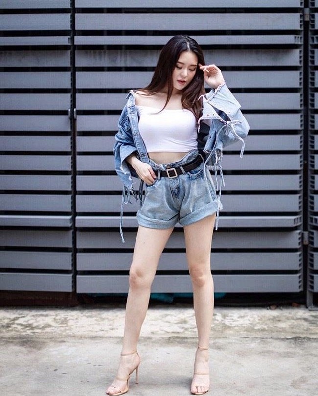 DJ yang berasal dari provinsi Chonburi kerap memamerkan gaya seksinya. Pada beberapa unggahan di Instagram-nya Mind tampil dengan bikini yang memperlihatkan lekuk tubuhnya. Foto: Dok. Instagram @mindnapasasi