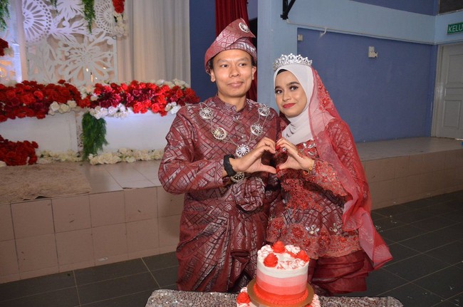 Pernikahan menjadi momen sakral bagi setiap orang. Untuk itu, foto pernikahan mengambil bagian penting untuk mengabadikan momen tersebut. Namun, baru-baru ini seorang perempuan asal Malaysia bernama Munirah Mukhzam membagikan foto-foto pernikahan yang kocak. Foto: Twitter/LeMoon_Ice