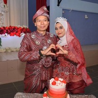 Pernikahan menjadi momen sakral bagi setiap orang. Untuk itu, foto pernikahan mengambil bagian penting untuk mengabadikan momen tersebut. Namun, baru-baru ini seorang perempuan asal Malaysia bernama Munirah Mukhzam membagikan foto-foto pernikahan yang kocak. Foto: Twitter/LeMoon_Ice