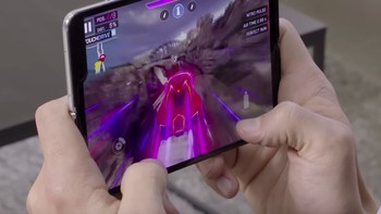 Ketika dipakai main game. Foto: YouTube Samsung
