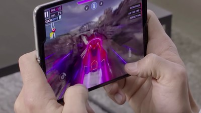 Menggenggam dan Mengoperasikan Ponsel Layar Lipat Galaxy Fold
