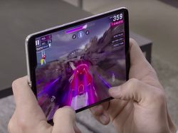 Menggenggam dan Mengoperasikan Ponsel Layar Lipat Galaxy Fold