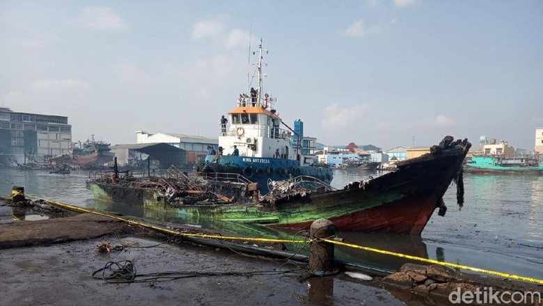 Kapal-kapal Ikan yang Terbakar di Muara Baru Mulai Dievakuasi Kapal-kapal Ikan yang Terbakar di Muara Baru Mulai Dievakuasi