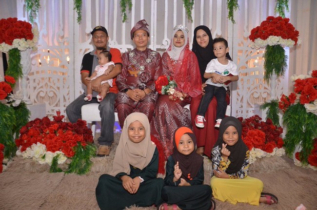 Netizen menanggapi cuitan tersebut dengan beragam respons. Salah satunya ada yang ikut-ikutan mengunggah foto pernikahan yang tak kalah kocak, seperti potret suami yang selalu mengedip di kamera. Foto: Twitter/LeMoon_Ice