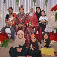 Netizen menanggapi cuitan tersebut dengan beragam respons. Salah satunya ada yang ikut-ikutan mengunggah foto pernikahan yang tak kalah kocak, seperti potret suami yang selalu mengedip di kamera. Foto: Twitter/LeMoon_Ice