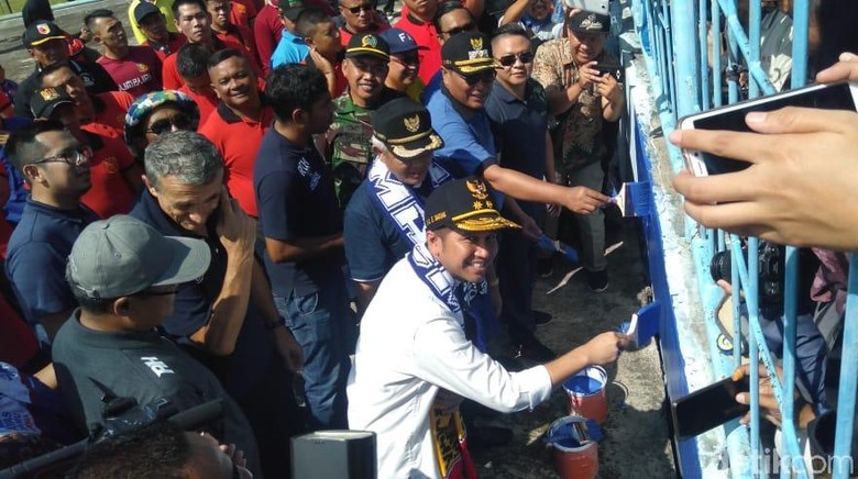 Wagub Emil Ikut Gotong-royong Ngecat Stadion Kanjuruhan Wagub Emil Ikut Gotong-royong Ngecat Stadion Kanjuruhan