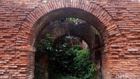 Namun tenang, siapapun boleh menyambangi tempat ini. Benteng peninggalan Belanda ini usianya sudah ratusan tahun. (Aji Kusuma/detikTravel)