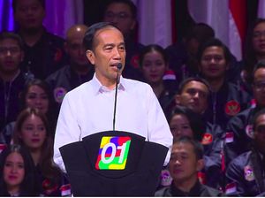 Tiba di Dumai, Jokowi Jalan Kaki 1 Km ke Lokasi Kampanye Sapa Warga