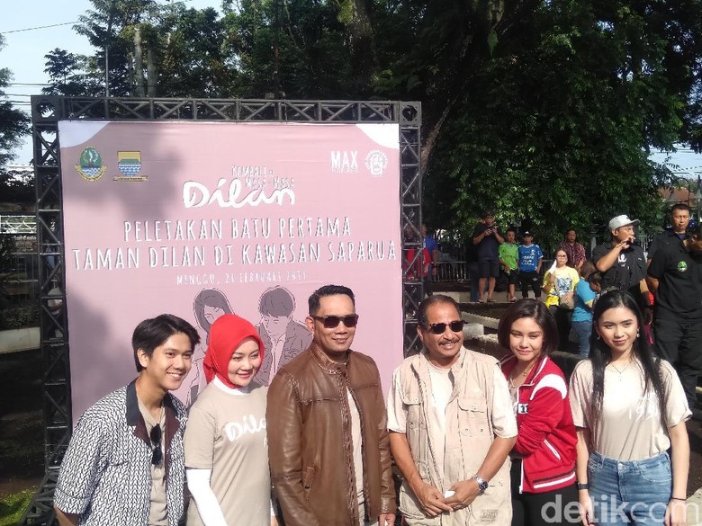 Sudut Film Dilan Diresmikan Menteri Pariwisata Arief Yahya hingga Ridwan Kamil Foto: Veynindia Pardede/ detikHOT Sudut Film Dilan Diresmikan Menteri Pariwisata Arief Yahya hingga Ridwan Kamil Foto: Veynindia Pardede/ detikHOT