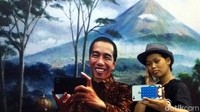 Tak jauh dari Candi Borobudur, traveler bisa selfie bareng Presiden Jokowi sepuasnya. Tentu bukan Jokowi betulan, melainkan lukisan 3D-nya. Wisata selfie ini ada di Camera House Borobudur (Eko Susanto/detikTravel)  