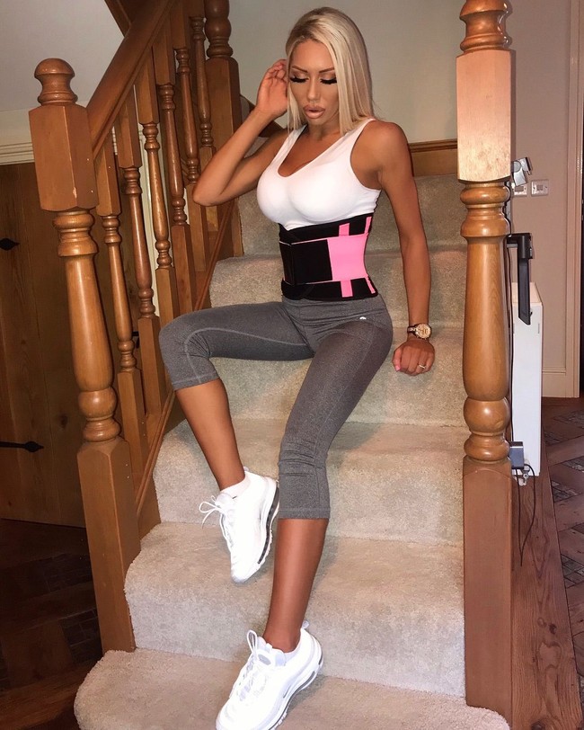 Kurangnya kepercayaan dirinya karena operasi skoliosis, kondisi tulang belakang yang tak lurus. Efek dari operasi tersebut membuat berat badannya turun drastis. Charlie yang dulu tampak kurus dan tidak sehat sehingga ia bertekad menabung untuk operasi plastik.  Foto: dok. Instagram (@charliebarbie)