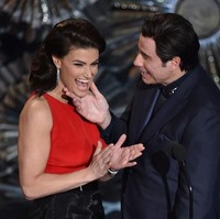 John Travolta salah mengucapkan nama pemenang di Oscars 2014. Kala itu Idina Menzel keluar sebagai pemenang Best Original Song yang berjudul Let It Go untuk film Frozen. Tapi bukan namanya yang keluar dari mulut John Travolta, melainkan Adele Dazeem. Foto: dok. Getty Images