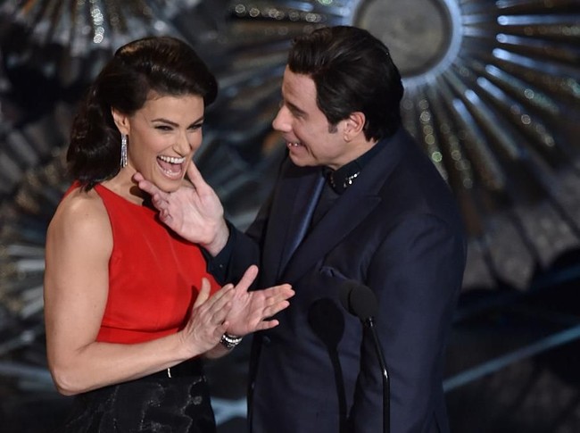 John Travolta salah mengucapkan nama pemenang di Oscars 2014. Kala itu Idina Menzel keluar sebagai pemenang Best Original Song yang berjudul Let It Go untuk film Frozen. Tapi bukan namanya yang keluar dari mulut John Travolta, melainkan Adele Dazeem. Foto: dok. Getty Images