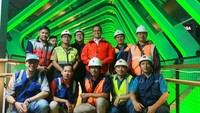 Anies juga sempat berfoto bersama pekerja proyek itu dengan latar belakang lampu LED bewarna hijau. (Foto: dok. Instagram Anies Baswedan)
