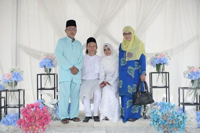 Munirah merasa foto-foto pernikahannya jadi lucu, karena sang suami memang tidak sengaja melihat ke arah lain ketika foto tersebut diambil. Foto: Twitter/LeMoon_Ice