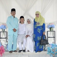 Munirah merasa foto-foto pernikahannya jadi lucu, karena sang suami memang tidak sengaja melihat ke arah lain ketika foto tersebut diambil. Foto: Twitter/LeMoon_Ice