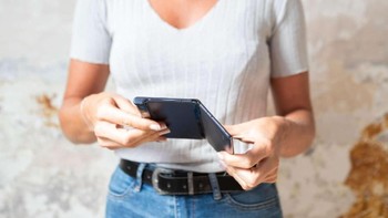 Ini saat proses melipatnya yang terlihat mudah. Terkait teknologi 5G, Huawei Mate X disokong oleh modem Balong 5000. Richard Yu menyebutnya sebagai modem terkencang di dunia. Foto: Huawei