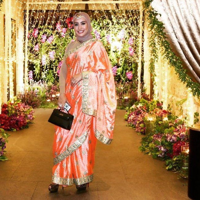 Saat berhijab, Shinta Bachir kerap tampil glamor. Ia sering menenteng tas branded seperti Hermes dan Dior. Foto: Instagram/shintabachir86_real