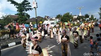 Tampak gadis-gadis Lombok tampil cantik di acara karnaval ini. Mereka dandan total plus mengenakan kostum yang unik-unik (Harianto/detikTravel)  