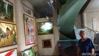 Selain itu, pengunjung bisa jalan-jalan melihat lukisan yang berada di galeri. Untuk memasuki rumah kamera 3D ini mulai pukul 07.00-19.00 WIB (Eko Susanto/detikTravel)  