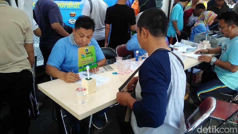 Cegah Mobil Mewah Pakai Data Palsu, Petugas Sosialisasi Pajak di CFD Cegah Mobil Mewah Pakai Data Palsu, Petugas Sosialisasi Pajak di CFD