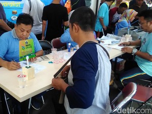 Cegah Mobil Mewah Pakai Data Palsu, Petugas Sosialisasi Pajak di CFD