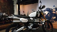 Kemudian beralih ke motor touring, Triumph Scrambler 1200 XE menjadi rajanya. Foto: Ridwan Arifin
