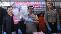 Polisi menggelar jumpa pers kasus tersebut. Rizal dihadirkan. Foto: Deni Wahyono/detikcom