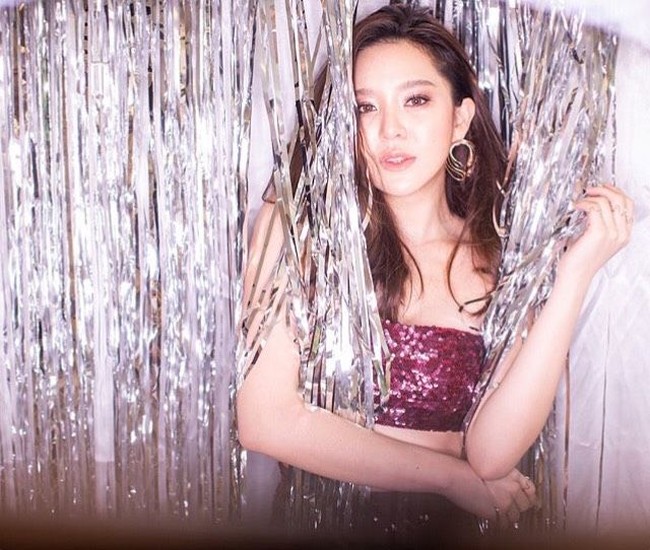 Lulusan Fakultas Seni Komunikasi Universitas Chulalongkorn ini kemudian menorehkan banyak karya di industri hiburan. Mind pun telah tampil dalam beberapa drama berjudul Forward the Series, Loma Klah Tah Fun, dan Ugly Ducking Series. Foto: Dok. Instagram @mindnapasasi