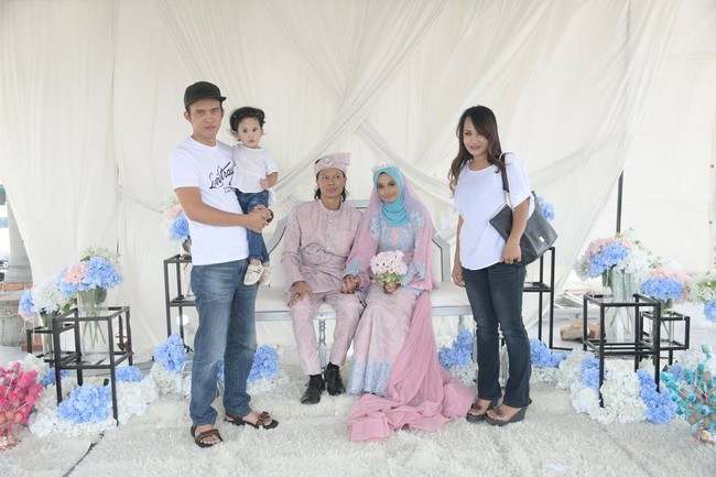 “Asal kami tweet just nak bergurau berdua sbb dia sndiri tak perasan mata tu. Tp since semua terhibur and ketawa, we feel happy.  Thanks for the wishes and love. Nothing to promote. Doakan kami kekal & bahagia ya,” cuit Munirah di akun Twitter @LeMoon_ice. Foto: Twitter/LeMoon_Ice