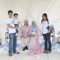 “Asal kami tweet just nak bergurau berdua sbb dia sndiri tak perasan mata tu. Tp since semua terhibur and ketawa, we feel happy.  Thanks for the wishes and love. Nothing to promote. Doakan kami kekal & bahagia ya,” cuit Munirah di akun Twitter @LeMoon_ice. Foto: Twitter/LeMoon_Ice