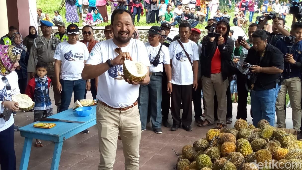 Pesta Durian di Telaga Ngebel, Ponorogo berlangsung meriah. Dalam kesempatan tersebut, masyarakat bisa memikmati Durian Kanjeng khas Ponorogo yang diharapkan menjadi ikon kota selain Reog.