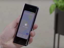 Menggenggam dan Mengoperasikan Ponsel Layar Lipat Galaxy Fold