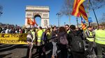 Foto: Saat Arc de Triomphe Diserbu Si Rompi Kuning