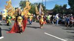 Foto: Putri Mandalika Berlenggak-lenggok di Jalanan Lombok